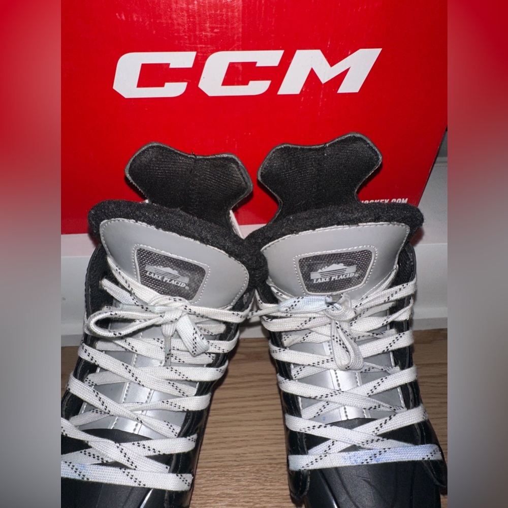 CCM Youth Ice hockey boot Size 10-13 (Like New) | Worn Once